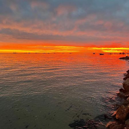 Shark Bay Seafront Apartments Денем Екстер'єр фото